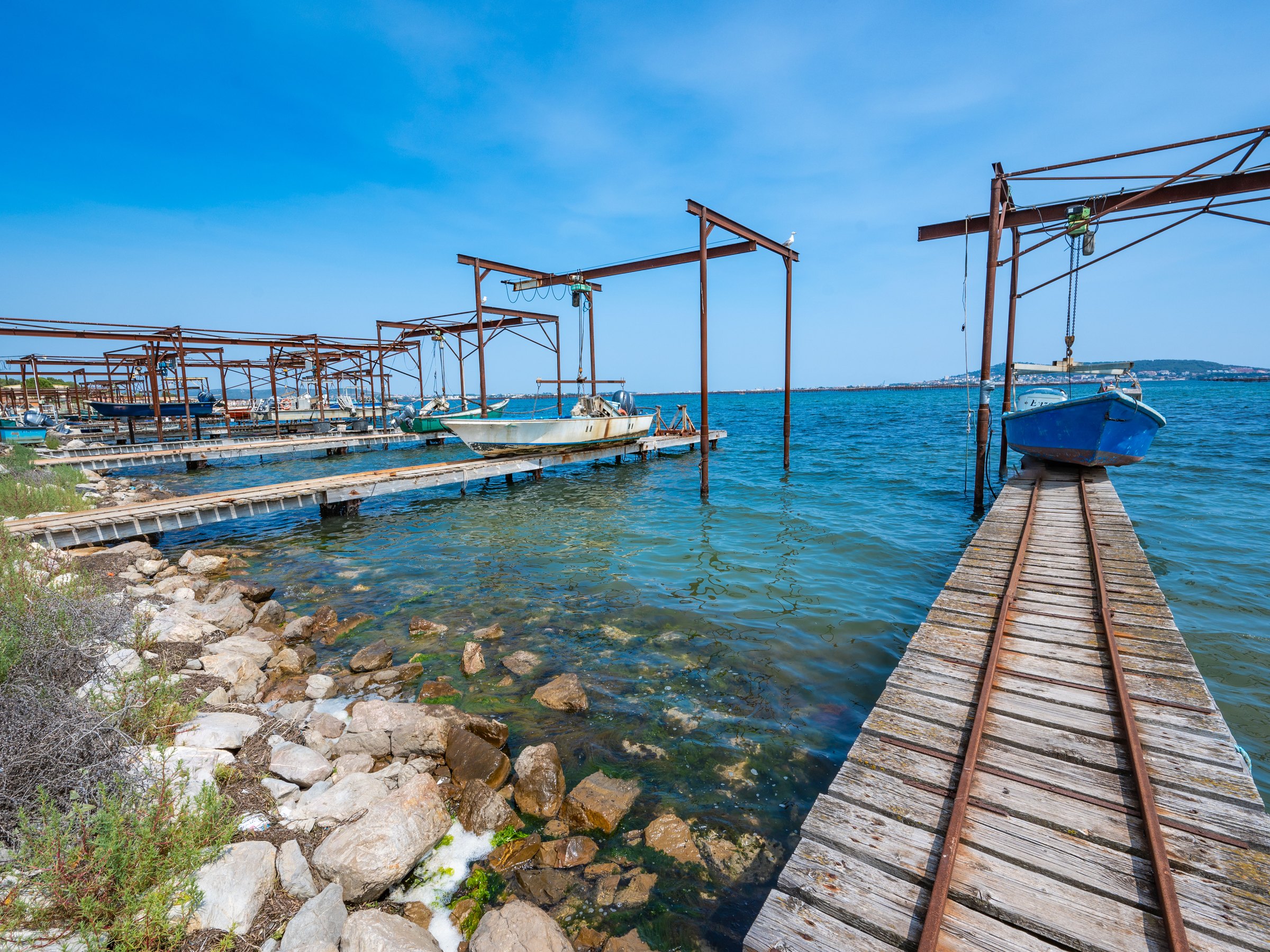 Les tables ostréicoles de l’étang de Thau et leur passerelle de bois au-dessus de l’eau
