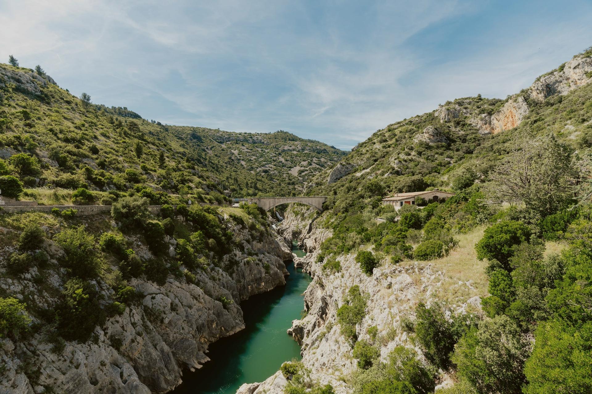 Les gorges de l’Hérault au Pont du Diable, l’eau verte entre les falaises de calcaire