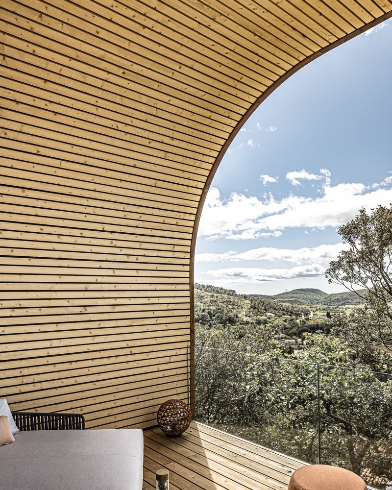 Courbe architecturale du lodge Les Nuages face au paysage