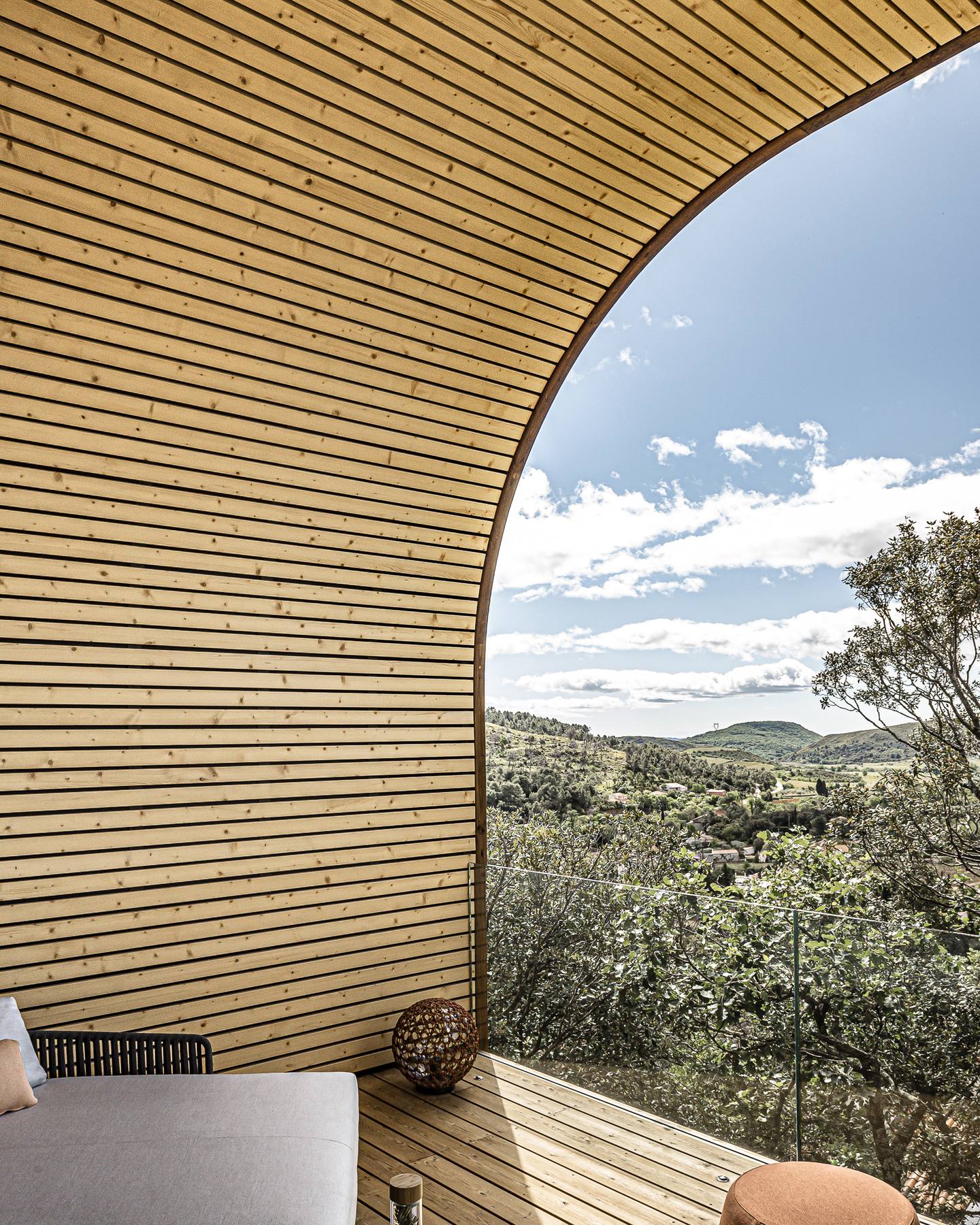 Courbe architecturale du lodge Les Nuages face au paysage