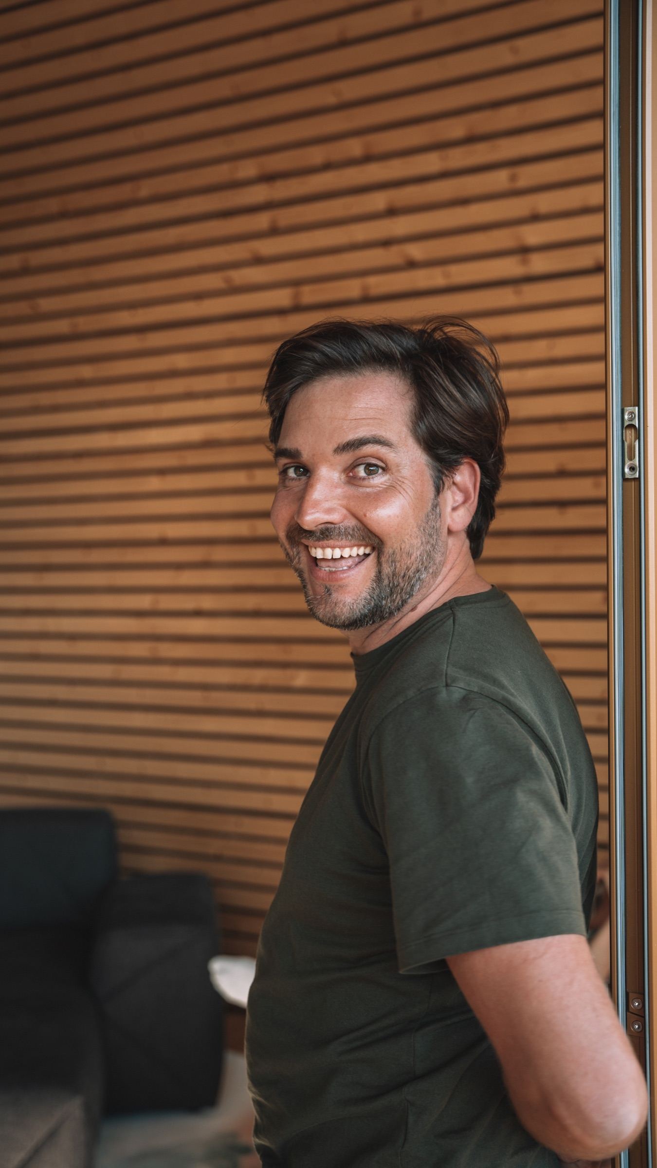 Fabien souriant dans l’entrée d’un lodge Souki