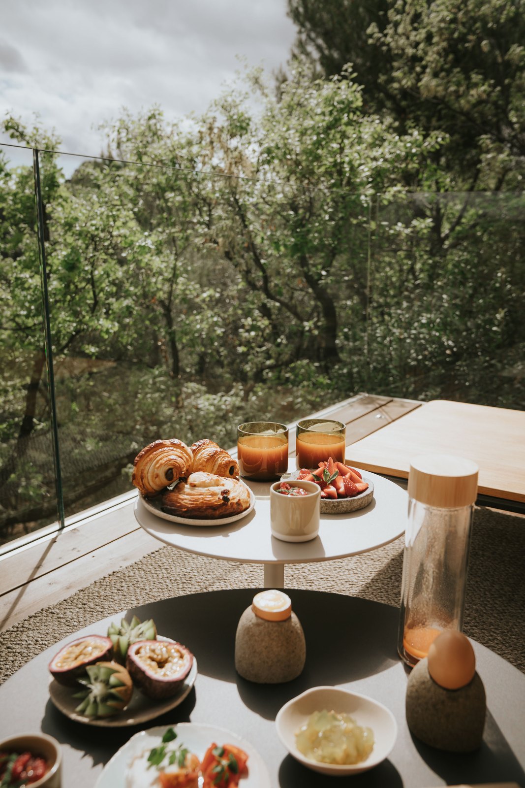 Petit-déjeuner servi en terrasse face à la garrigue, Souki Lodges & Spa (Hérault)