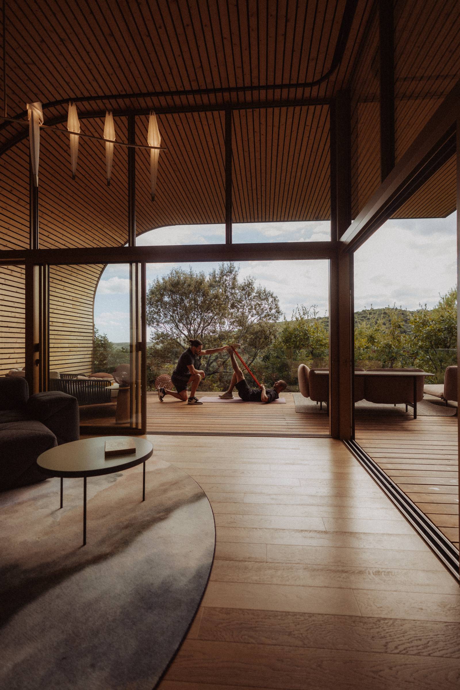 Le Pic de Vissou vu depuis la terrasse d’un lodge, Cabrières, Hérault