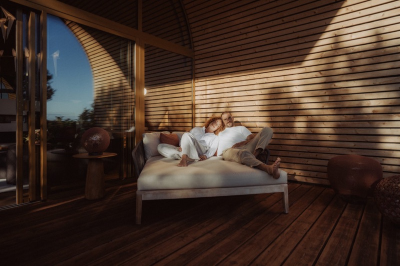 Couple installé sur la terrasse en bois d’un lodge Souki
