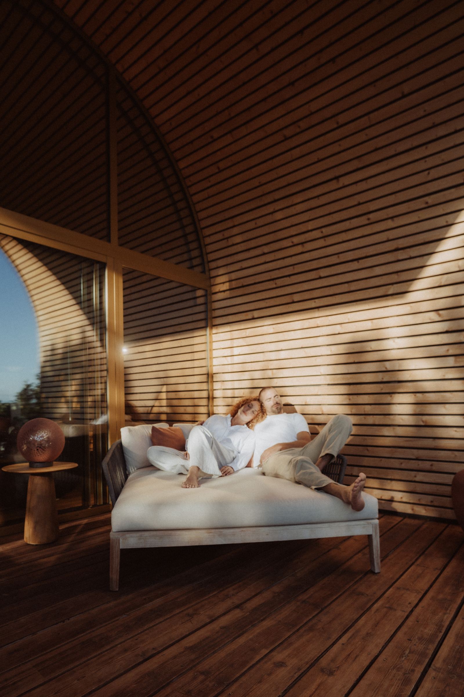 Couple allongé sur la banquette d’une terrasse, jeux d’ombres, Souki Lodges & Spa