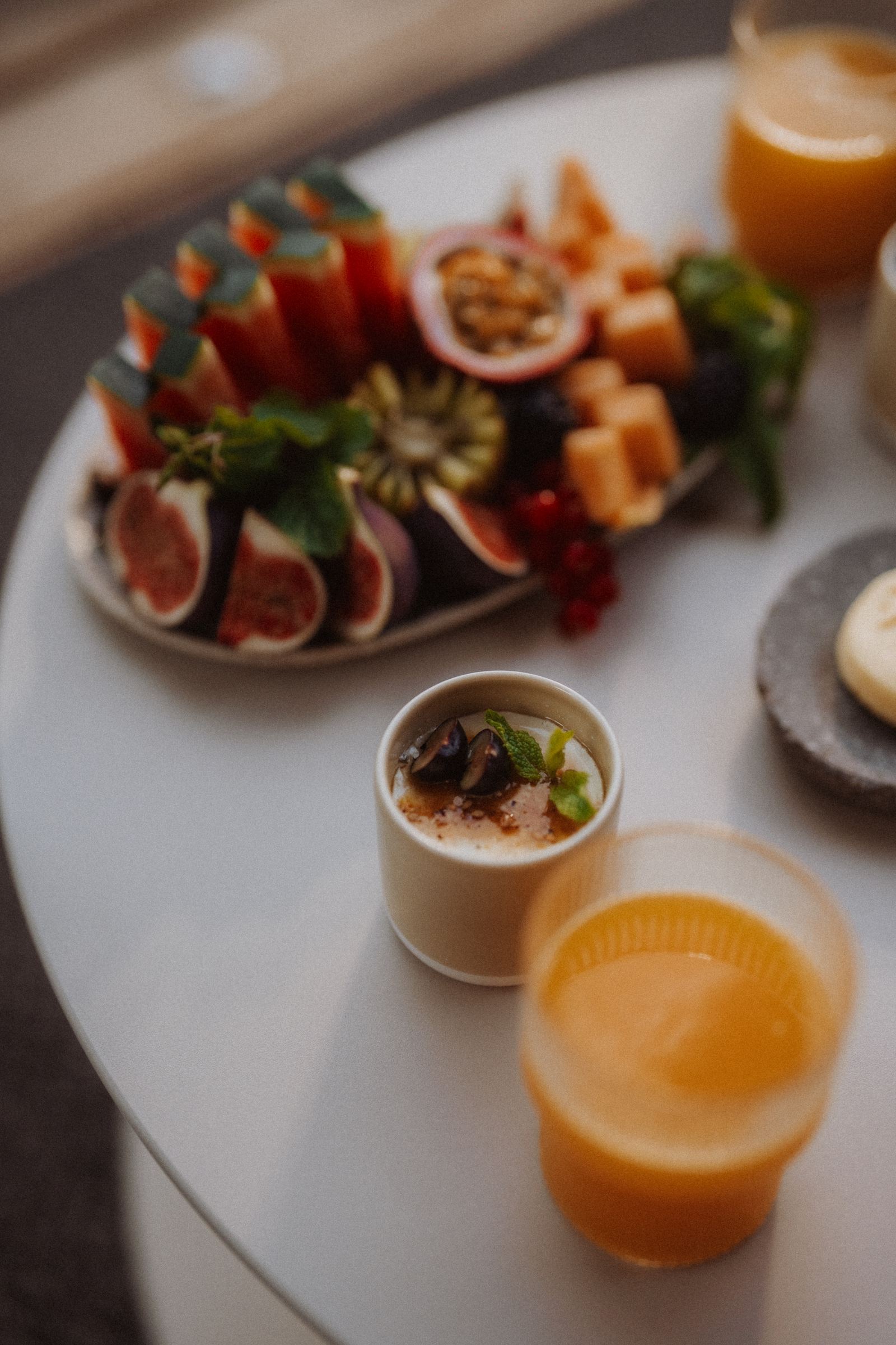 Dîner dressé sur la terrasse d’un lodge à la tombée du jour, Souki Lodges & Spa
