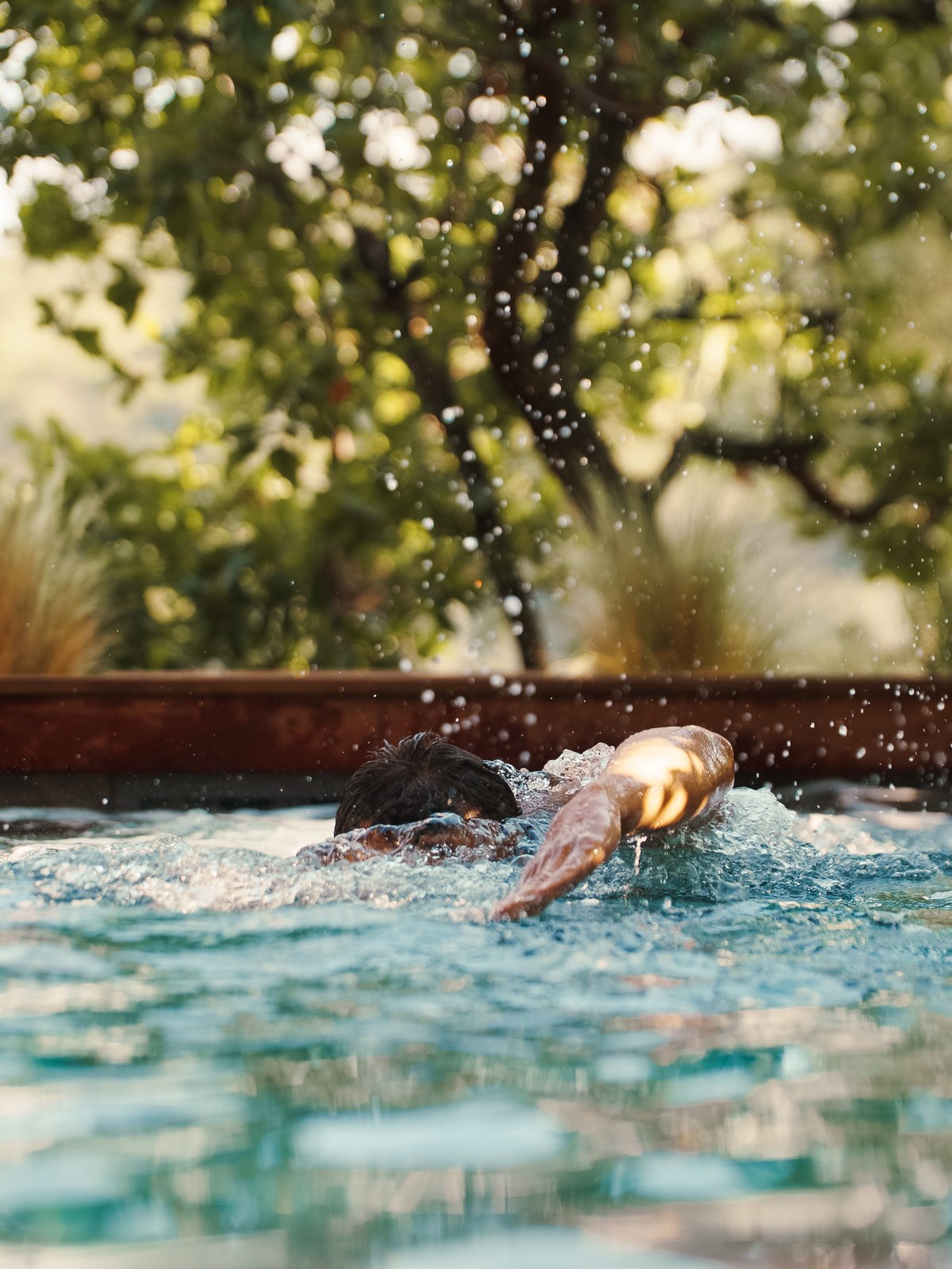 Nage à contre-courant dans la piscine privée chauffée à 32°C, Souki Lodges & Spa, Cabrières (Hérault)